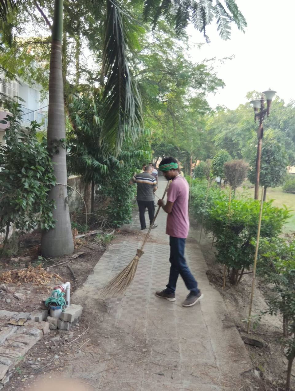 स्वच्छता अभियान में श्रमदान करते समिति के सदस्य