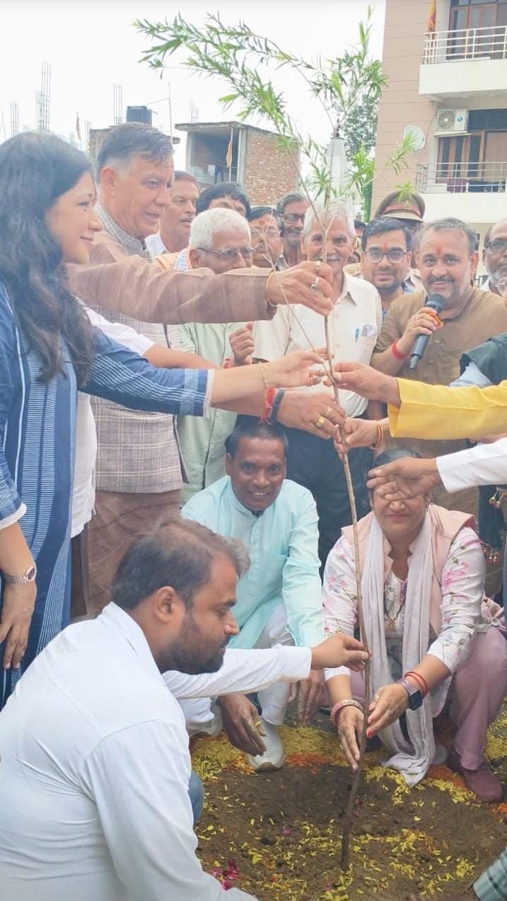 समिति के सदस्यों एवं अतिथियों द्वारा सामूहिक वृक्षारोपण